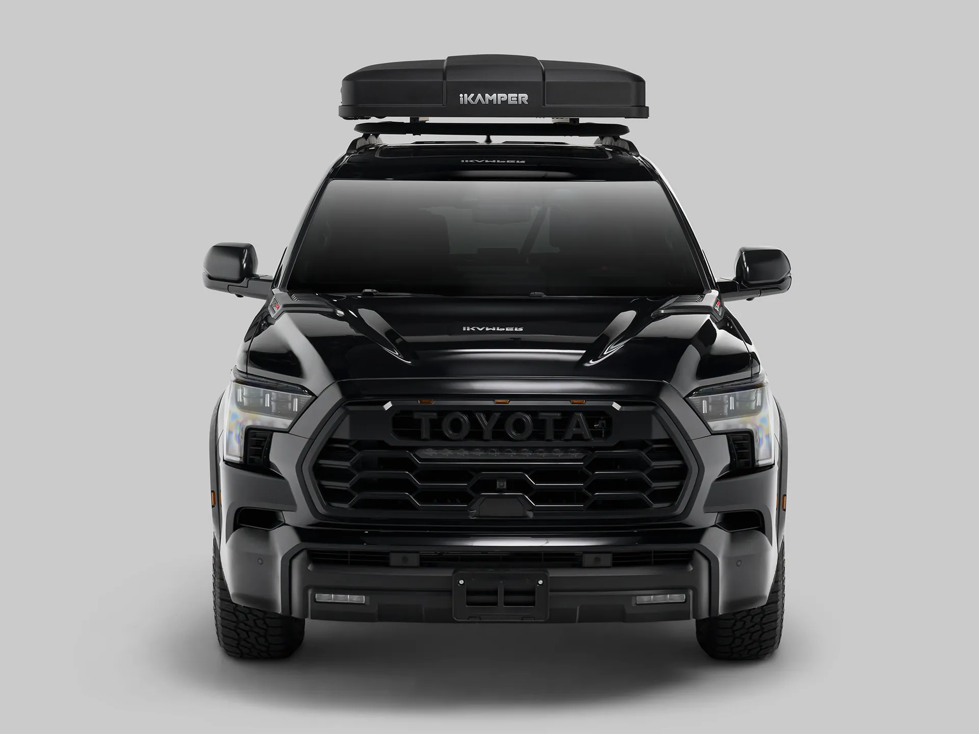 Skycamp 4.0 Quad lukket på taket av en SUV, sett forfra