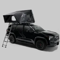 Skycamp 4.0 Quad – öppet taktält på en svart SUV, sett snett framifrån