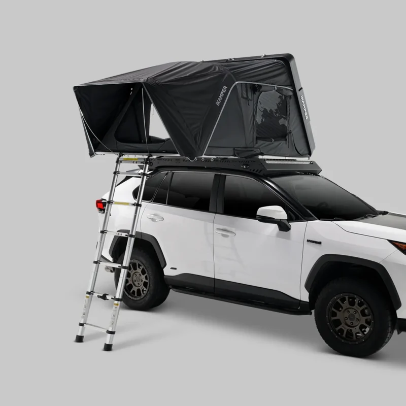 Skycamp 4.0 Trio åpent taktelt på hvit SUV, skrått forfra Skycamp 4.0 Trio åpent taktelt på hvit SUV, skrått forfra